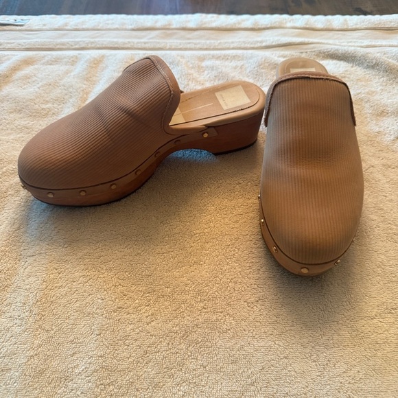 DV by Dolce Vita Tan Clogs - Picture 2 of 5